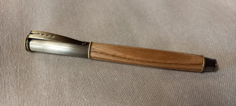 Stylo bille en bois d'Orme. Gamme chic